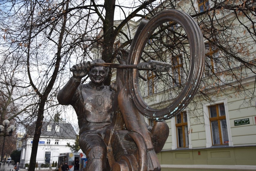 Pomnik Andrzeja Huszczy, żużlowej legendy Falubazu Zielona...