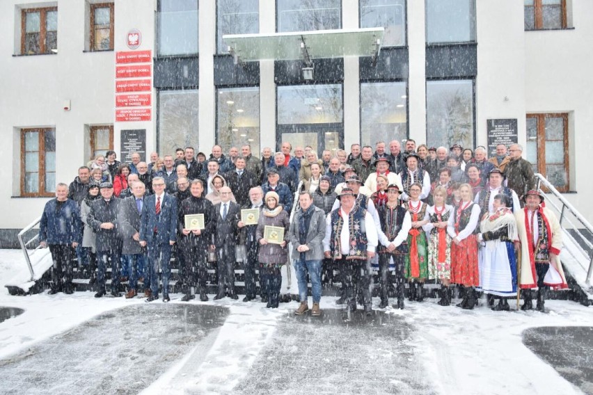 Pamiątkowe zdjęcie uczestników Forum Gmin Beskidu Wyspowego