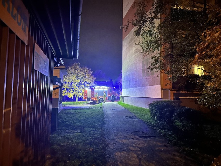 Strażacy zostali wezwani do pożaru w bloku przy ul. Szkolnej...