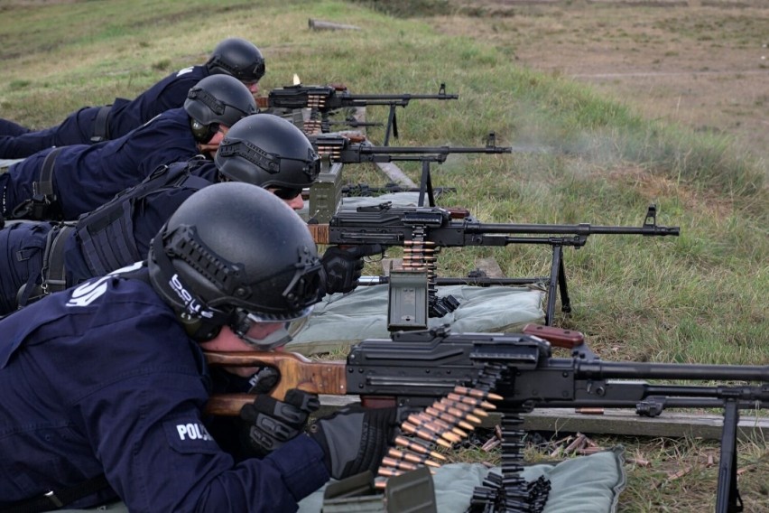 Krakowscy policjanci szkolili się na poligonie z obsługi broni bojowej ZDJĘCIA