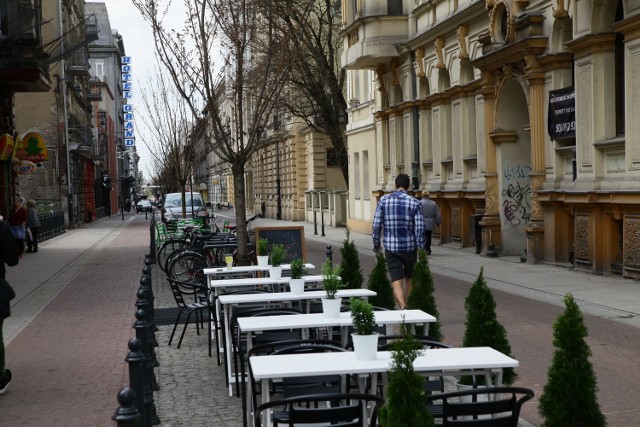 Na podwórcu miejskim na Traugutta w Łodzi wystawiono pierwsze stoliki. Rozpoczął się sezon ogródkowy!