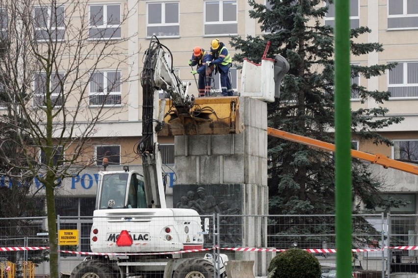 Demontaż cokołu pomnika Braterstwa Broni w Legnicy