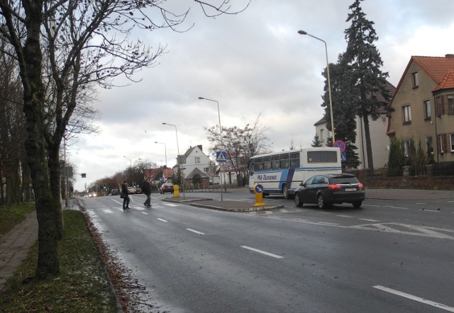 Na przejściu dla pieszych na ulicy Szczecińskiej, w pobliżu ul. Moniuszki, nie ma sygnalizacji, a kierowcy niechętnie się zatrzymują. Ostatnio potrącona tam została kobieta.