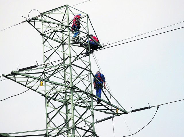 Energetycy odcinają linie na przewracających się słupach