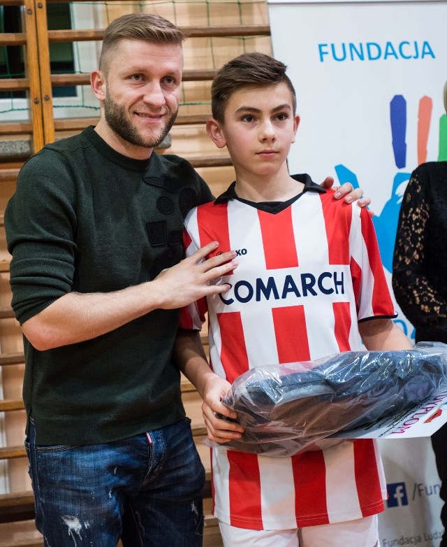 Fotorelacja z rywalizacji w Zespole Szkół w Truskolasach pod egidą Fundacja Ludzki Gest Jakub Błaszczykowski