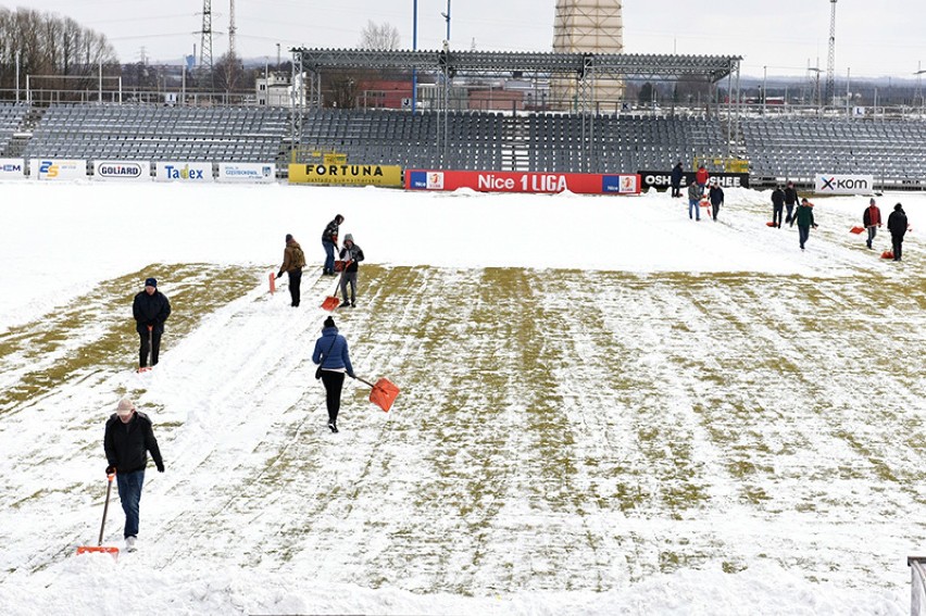 Częstochowa: Stadion Rakowa jest intensywnie odśnieżany, aby na murawę mogli wybiec piłkarze [ZDJĘCIA]