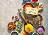 Czy superfoods są naprawdę zdrowe? Co to jest superżywność i które polskie produkty są „super”? Lista 10 superfoods, których warto spróbować