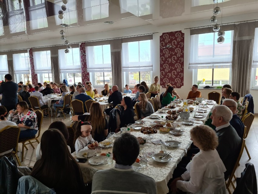 Wielkanocne śniadanie dla uchodźców z Ukrainy w Pajęcznie. Ponad sto osób wzięło udział w spotkaniu ZDJĘCIA