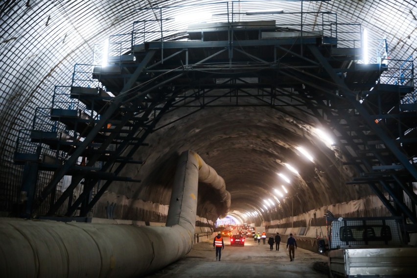 Budowa zakopianki. Górnicy przebili jedną z nitek najdłuższego drogowego tunelu w Polsce [ZDJĘCIA]
