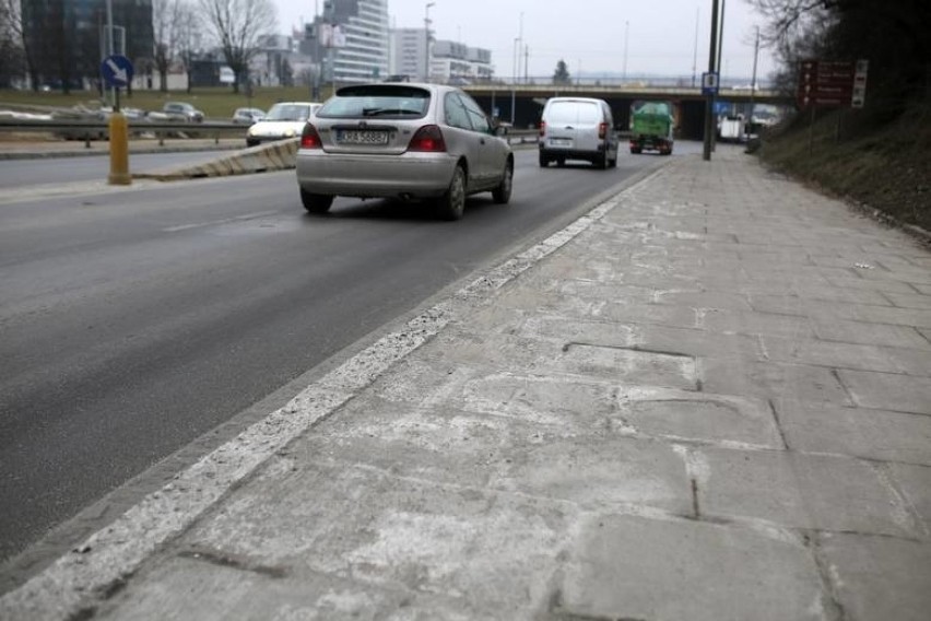 Rani łapy zwierząt, szkodzi zieleni. Do walki z oblodzeniem dróg konieczna jest sól? "Alternatywne środki są droższe"