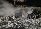 Na drodze w Osieku w ogniu stanął mercedes. Samochód zapalił się po uderzeniu w betonowy mostek [ZDJĘCIA]
