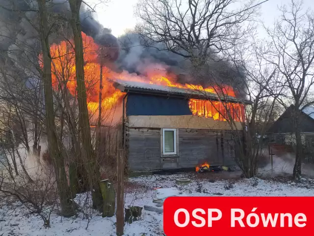 Pożar wybuchł w jednym z domów jednorodzinnych w powiecie wołomińskim pod Warszawą.  Budynek mieszkalny objęty był cały ogniem.