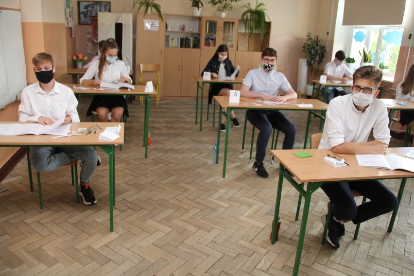 Brzezińscy ósmoklasiści zdawali egzaminy kończące szkołę