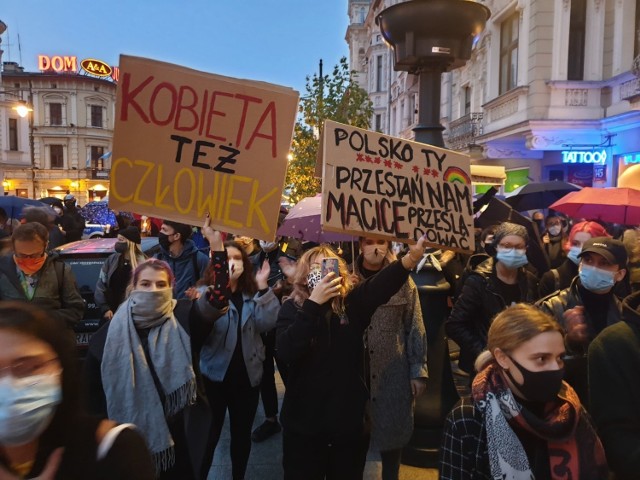 Po godz. 17 na ul. Piotrkowskiej w Łodzi zebrał się tłum kobiet, które protestowały w związku z ostatnim orzeczeniem TK w sprawie aborcji.

Pod kamienicą przy ul. Piotrkowskiej 143 około 1000 osób, przede wszystkim łodzianki zapalają znicze, według zgromadzonych odbywa się "Pogrzeb praw kobiet".

Kobiety przygotowały transparenty nawołujące do opamiętania się obecnej władzy.

Policja jest obecna, zagłusza komunikatami o obostrzeniach obowiązujących w dobie pandemii.

ZOBACZ ZDJĘCIA I WIDEO - KLIKNIJ DALEJ





