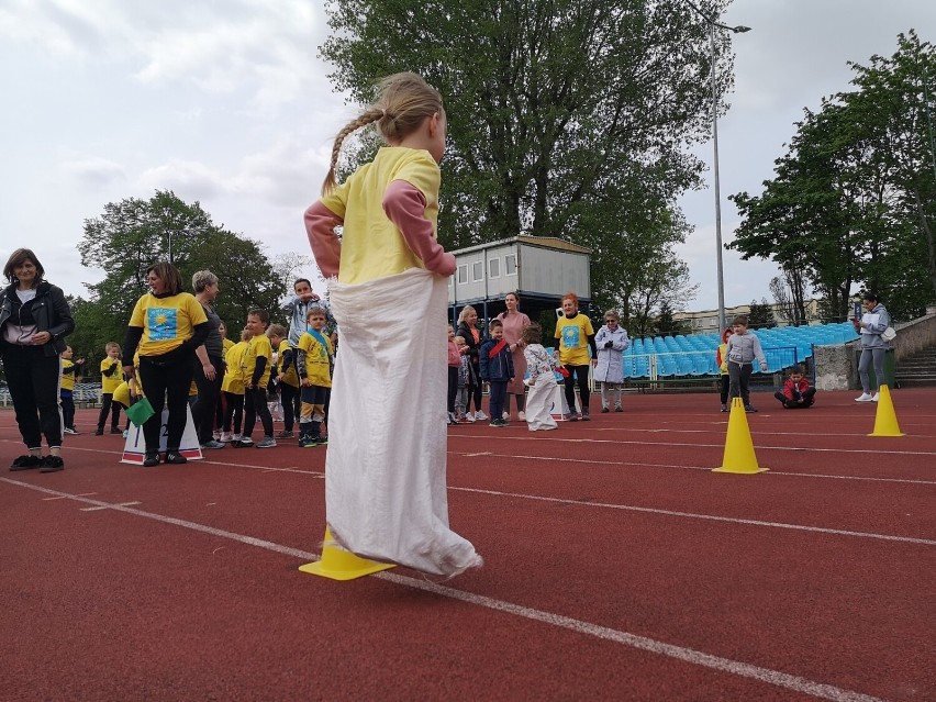 Sześciolatki brały udział w różnych konkurencjach sportowych