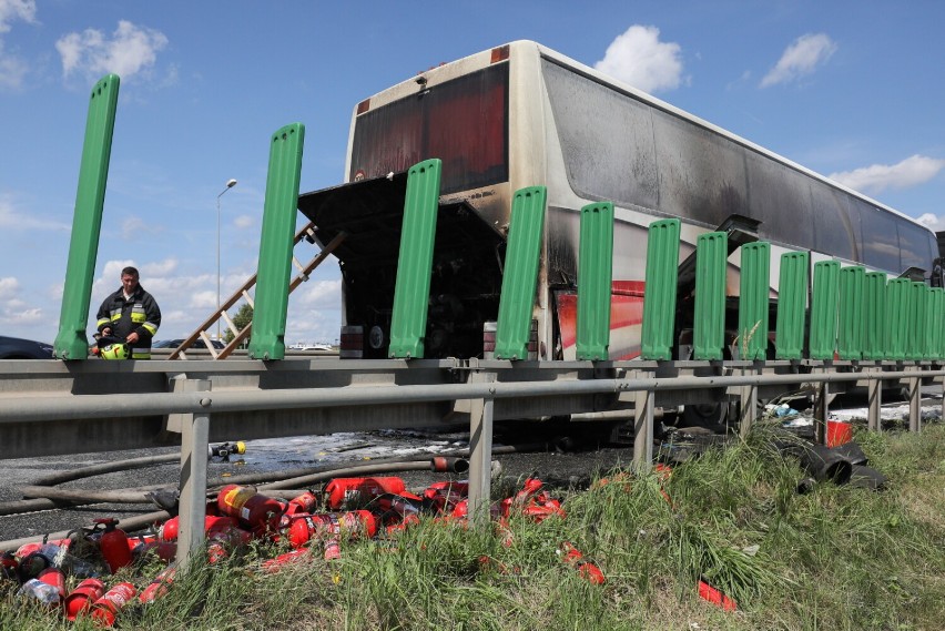 Groźny wypadek pod Warszawą. Na trasie S8 zapalił się autobus wiozący dzieci