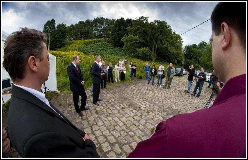 Wałbrzych: Patryk Wild jako kandydat na prezydenta miasta spotkał się z mieszkańcami pod bramą wysypiska (zdjęcia)