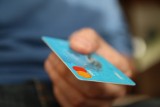 Nieletni za zakupy płacił nie swoją, znalezioną kartą płatniczą