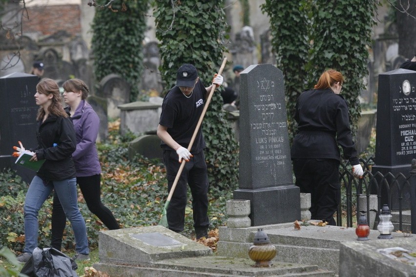 Sprzątają cmentarz w Legnicy