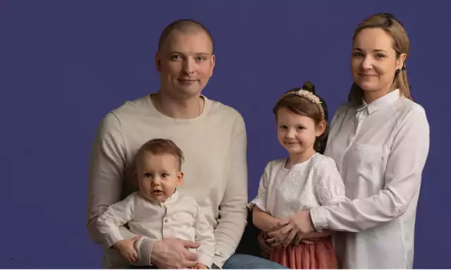 Na zdjęciu tata Robert, syn Mikołaj, córka Emilia, mama Ania