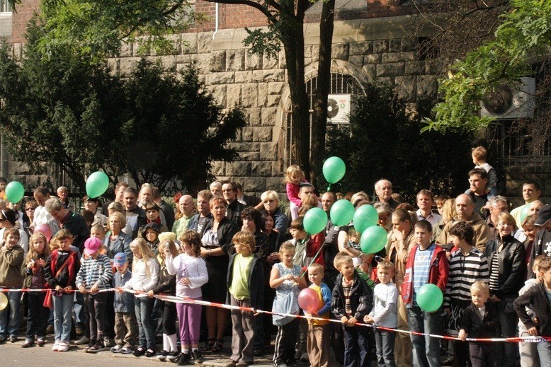 Szczecinianie oczekujący pod siedzibą NBP