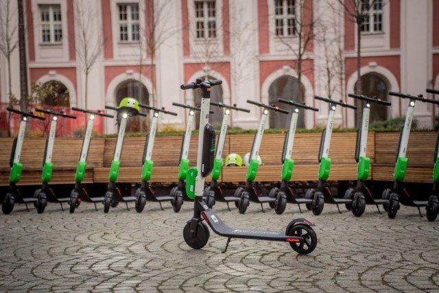 Hulajnogi Lime na ulicach Poznania również zimą.