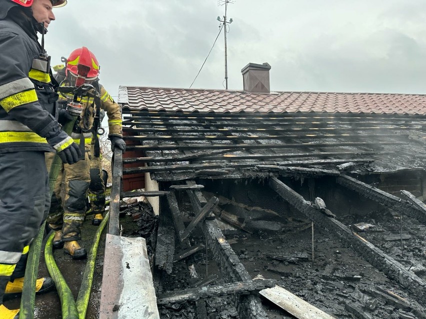 Pożar przy ulicy Krakowskiej w Przedborzu. Spłonęła część dachu budynku mieszkalnego. ZDJĘCIA