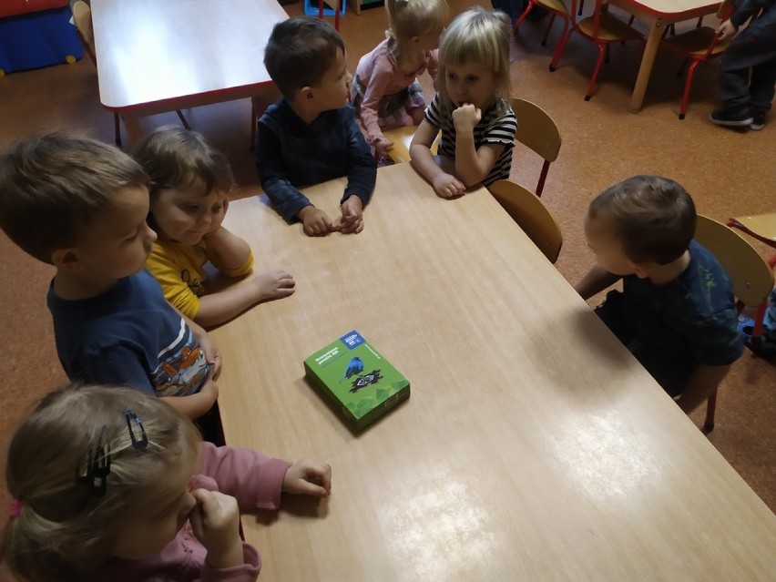 Czekając na święta dzieci z przedszkola 'Tęczowa Lokomotywa", uczą się programować