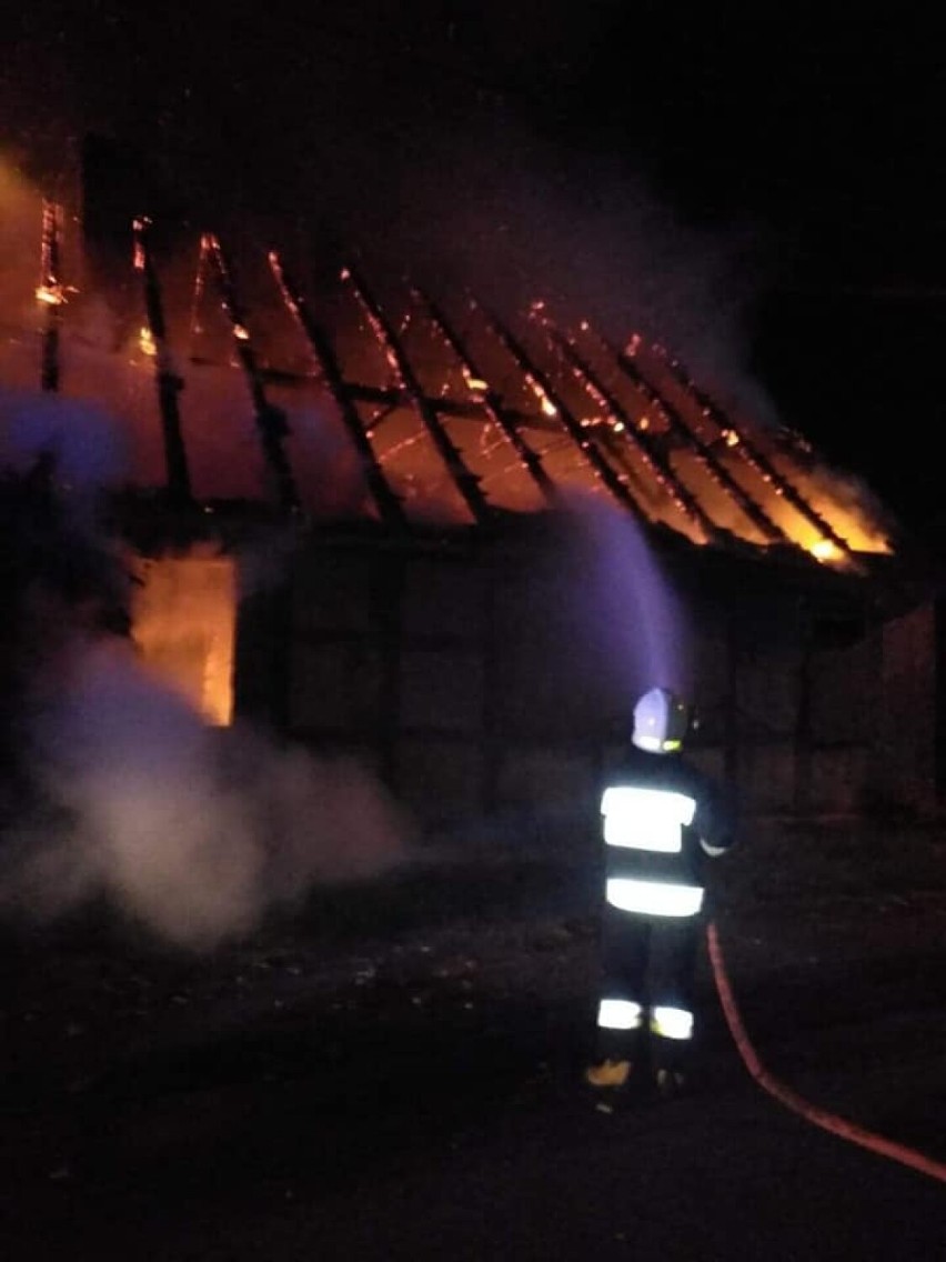 Groźny pożar w Łeknicy koło Barwic. Spłonął dom [zdjęcia]