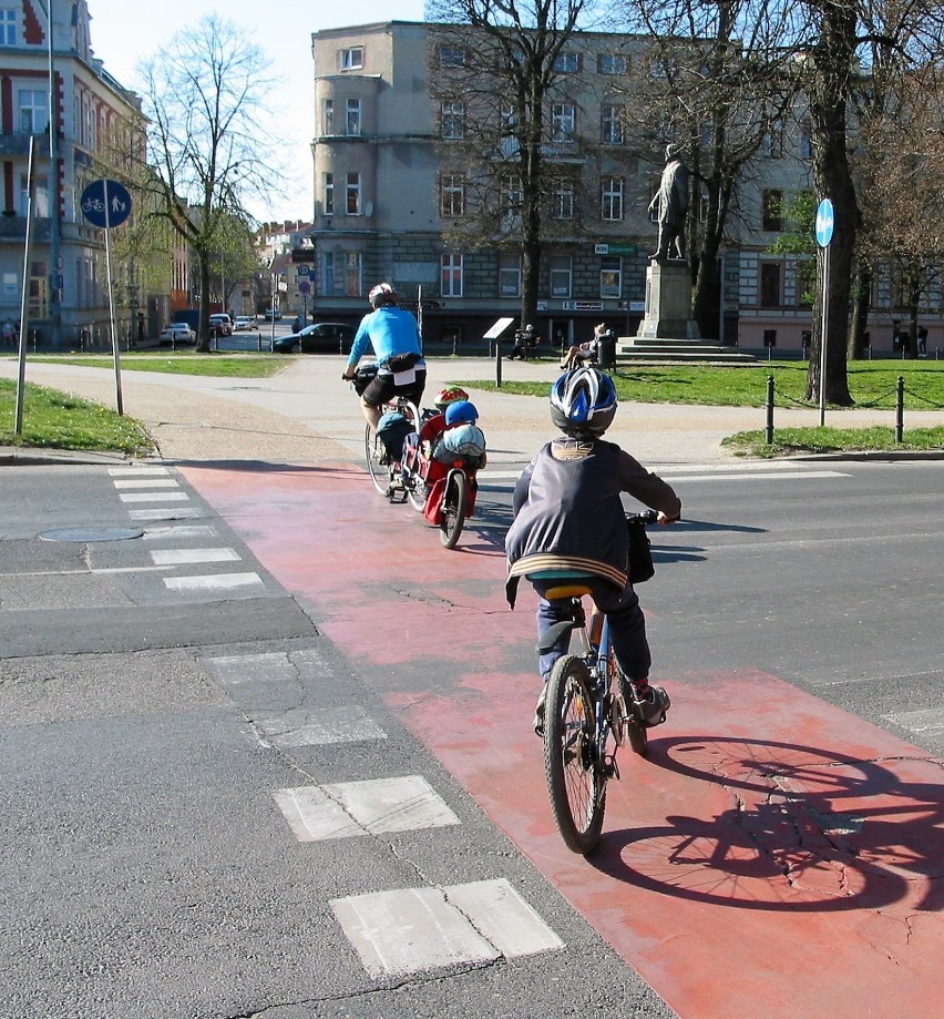 Taki rodzinny pociąg rowerowy z mocną „lokomotywą”, widywany...