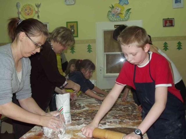 Dzieci  pomagały gospodyniom w przygotowaniu pączków