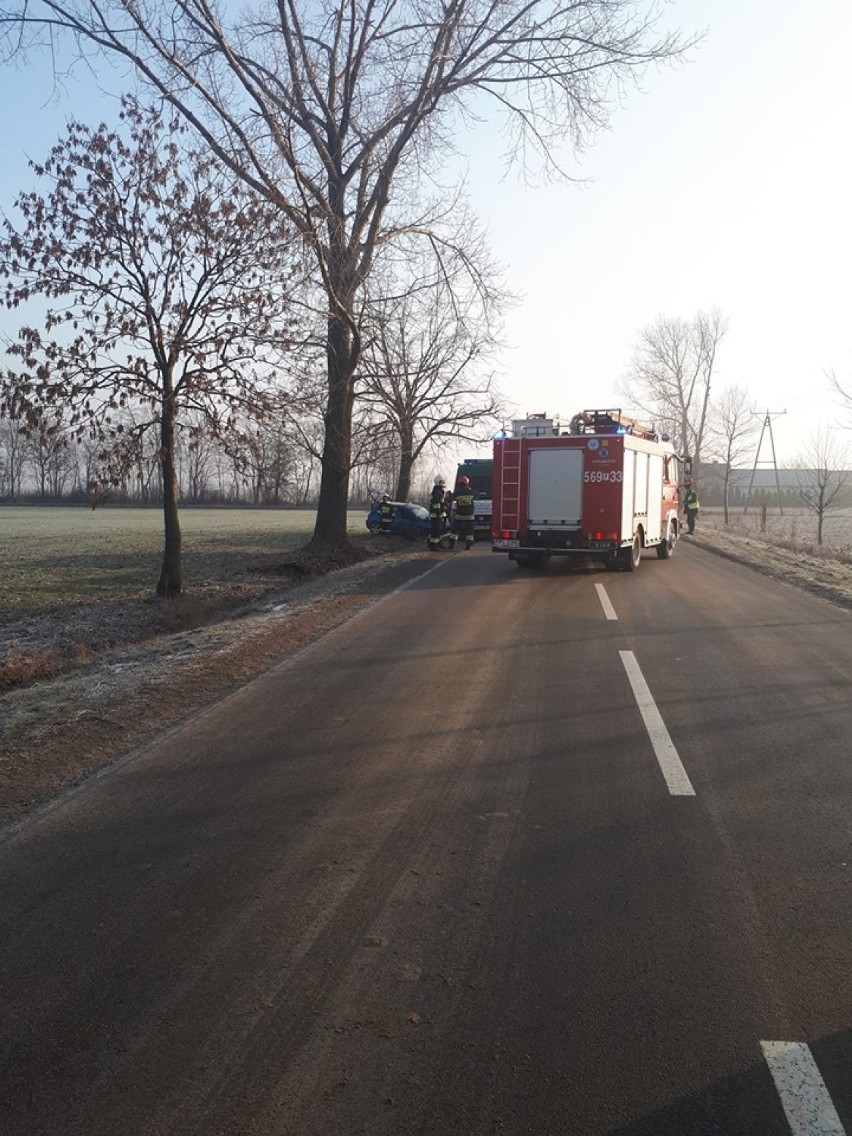 Wypadek na trasie Dobrzyca - Fabianów. Samochód w rowie