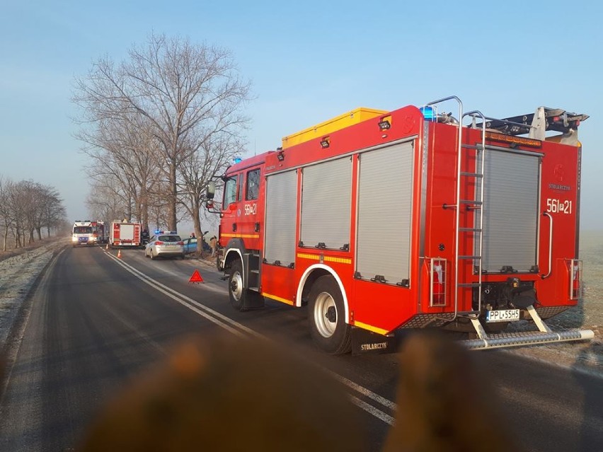 Wypadek na trasie Dobrzyca - Fabianów. Samochód w rowie