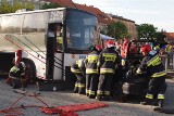 Gniezno: Wypadek autobusu, 30 rannych - tak wyglądał pokaz ratownictwa na Rynku