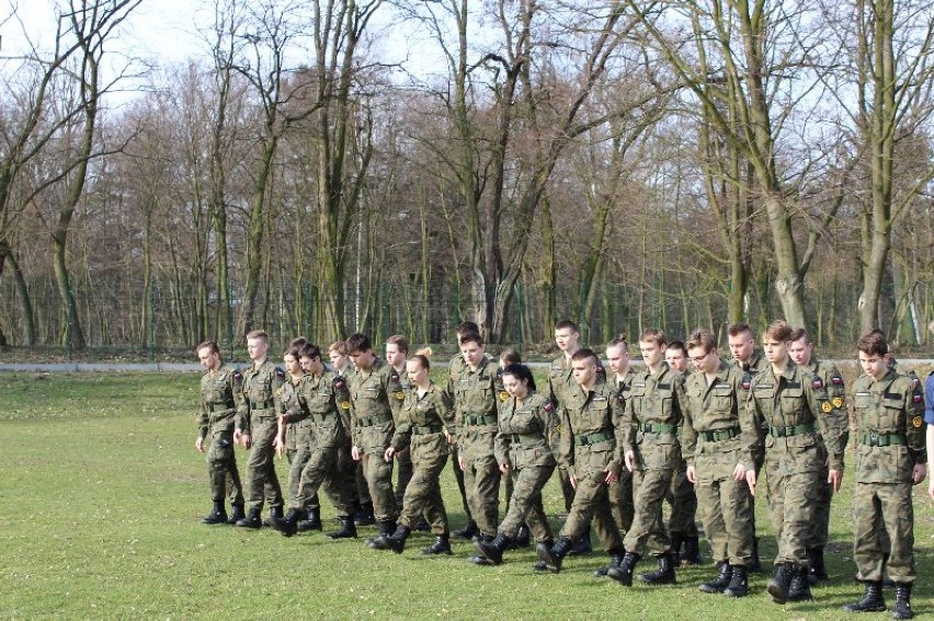 Policja w Kaliszu uczy młodzież musztry