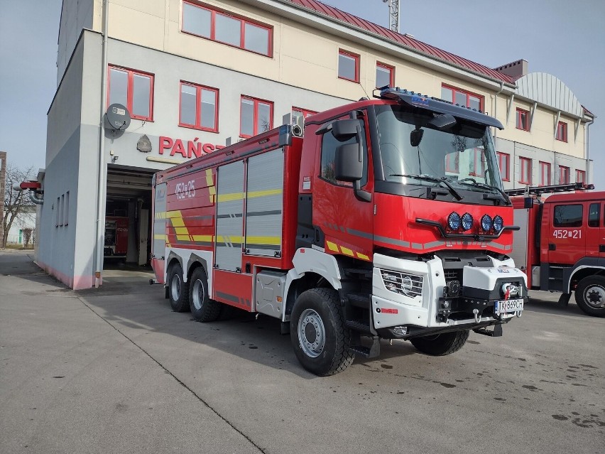 Ostrowieccy strażacy maja nowy super wóz. Kosztował ponad milion złotych. Zobacz zdjęcia