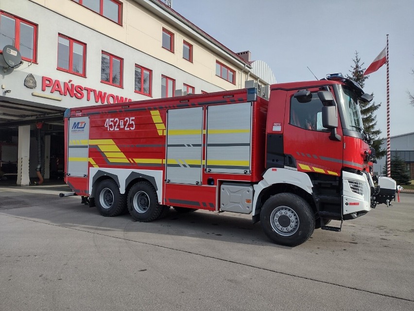 Ostrowieccy strażacy maja nowy super wóz. Kosztował ponad milion złotych. Zobacz zdjęcia