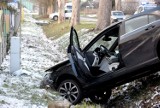 Wypadek w Szydłowie na drodze wojewódzkiej nr 179: kierowca mercedesa skończył podróż w rowie [ZDJĘCIA]