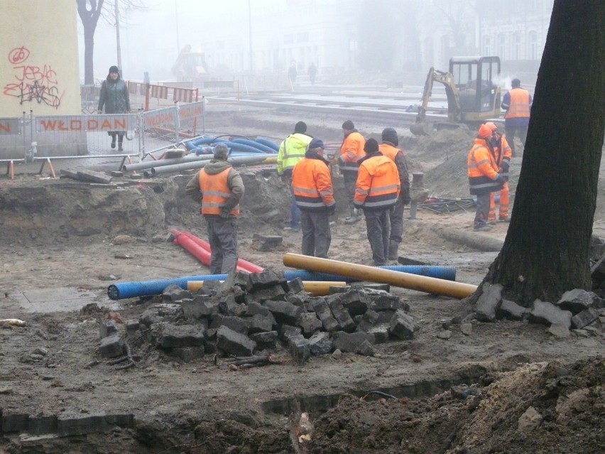 W centrum Pabianic roi się od robotników. Powstaje nowa ulica i torowisko ZDJĘCIA