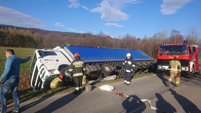 Na drodze wojewódzkiej 993 na granicy Bednarki i Folusza doszło do zderzenia dwóch samochodów ciężarowych