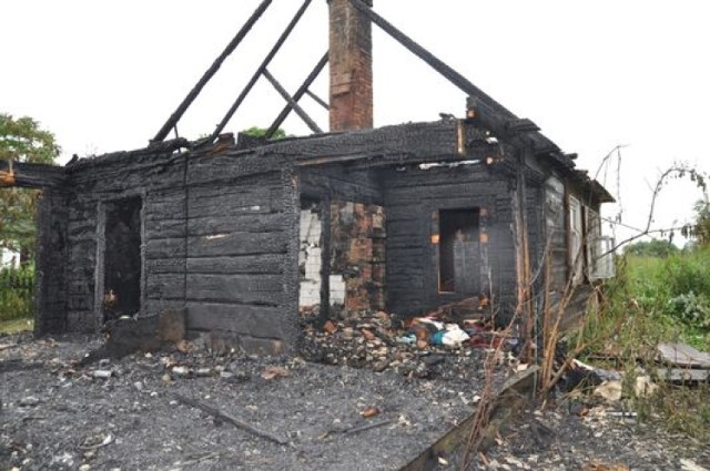 Dom, który uległ spaleniu położony był na uboczu, więc pożar nie zagrażał innym zabudowaniom mieszkalnym
