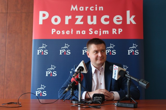 Poseł Marcin Porzucek na konferencji prasowej ws. dofinansowania OSP