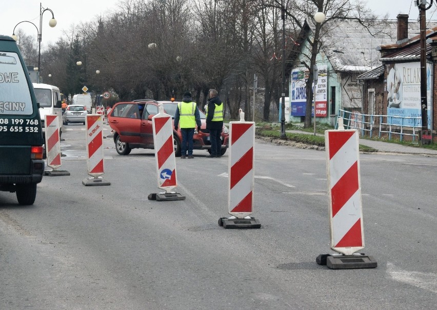 Budowa ronda na skrzyżowaniu ulic 11 listopada, Dmowskiego i...