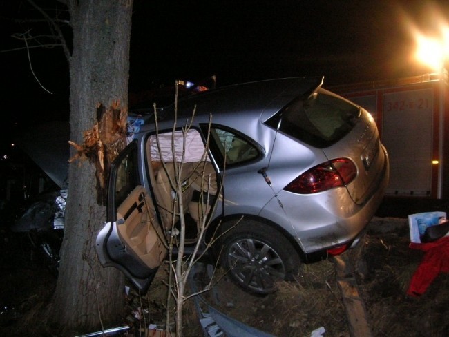 Dziwiszów: Porsche wbiło się w drzewo (ZDJĘCIA)