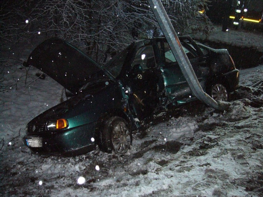 Wypadek Katowicka Żory: Volskwagen uderzył w latarnię