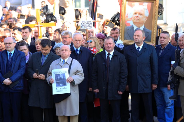 Tłumy pod Pałacem Prezydenckim. Trwają obchody rocznicy katastrofy smoleńskiej [ZDJĘCIA]

