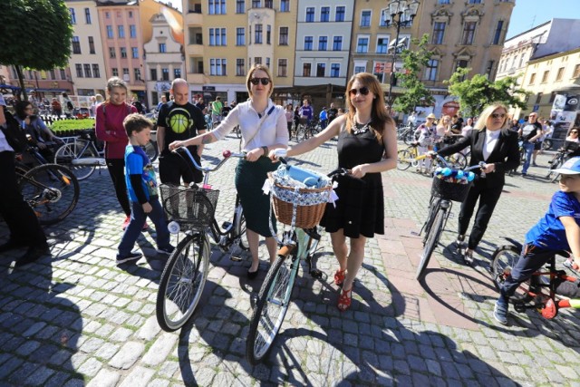 Punktualnie o godz. 16. z Rynku Nowomiejskiego wyruszyła Elegancka Rowerowa Masa Krytyczna.Trasa przejazdu liczyła około 13,5 km. Uczestnicy odwiedzili tym razem Rubinkowo, jadąc tam ulicami: Sobieskiego, Skłodowskiej-Curie, Rydygiera, Niesiołowskiego, Lubicką, Antczaka. Swoją podróż zakończyli tradycyjnie pod pomnikiem Kopernika. Zobaczcie zdjęcia z tego wydarzenia.

Polecamy: Juwenalia UMK 2018. Święto Kolorów w lasku na Bielanach [ZDJĘCIA]

Zobacz także: Weekend w Toruniu. Ostatnie imprezy w Bajka Disco Club w Toruniu [ZDJĘCIA]

Elegancka Rowerowa Masa Krytyczna w Toruniu [ZDJĘCIA]