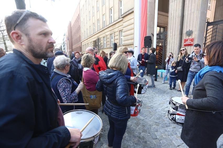 Protest nauczycieli w Warszawie. Manifestacja pod Ministerstwem Edukacji. Mieszkańcy stolicy wspierają nauczycieli