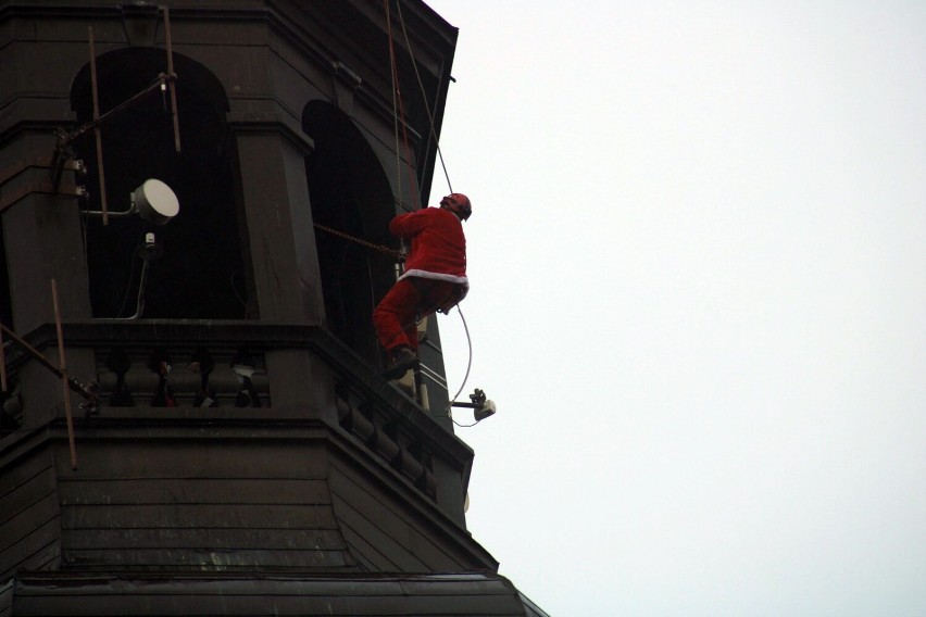 Pracownik firmy alpinistycznej wspiął się na wieżę w stroju...