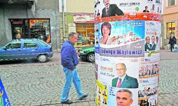 Mieszkańcy Gorlic na każdym dosłownie  kroku mogą zapoznać się z wizerunkiem kandydatów